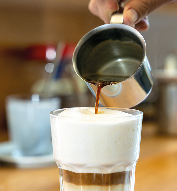 Es wird Kaffee eingeschenkt 