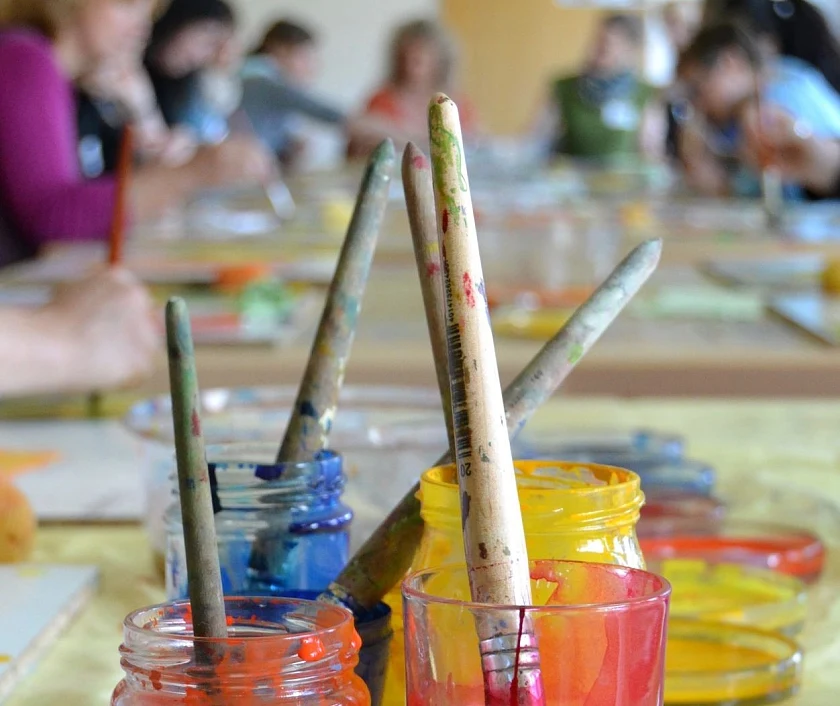 Gebrauchte Pinsel vor buntem Hintergrund