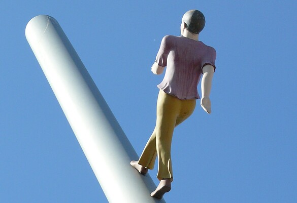 Läufer, der einen Stab hoch läuft Richtung Himmel