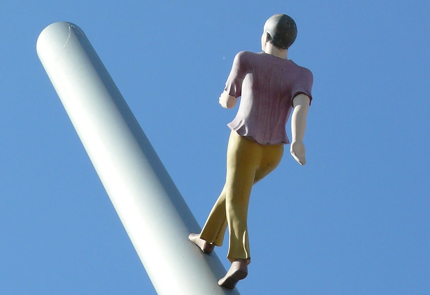 Läufer, der einen Stab hoch läuft Richtung Himmel