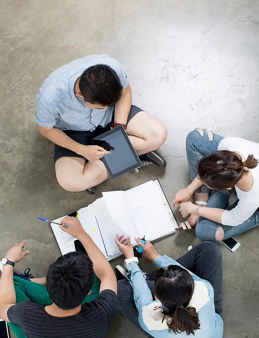 Das Bild zeigt zwei Schülerinnen 