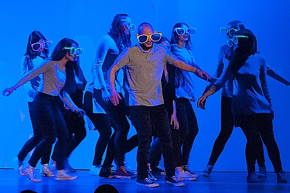 Referendare führen ein Theaterstück auf