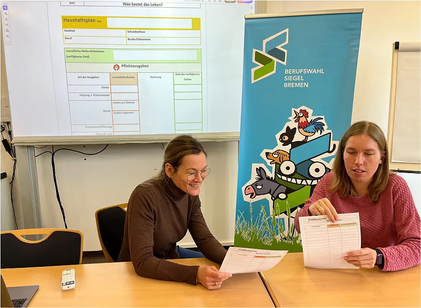 Zwei Lehrkräfte bei einer Fortbildung 