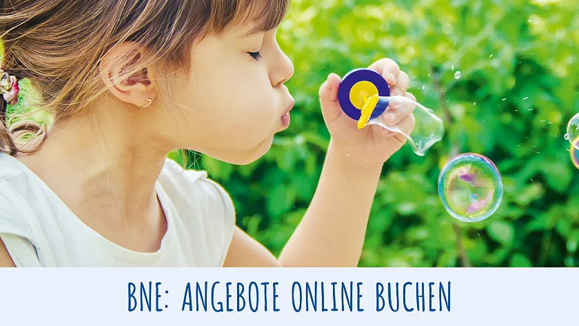 Kind spielt mit Seifenblasen