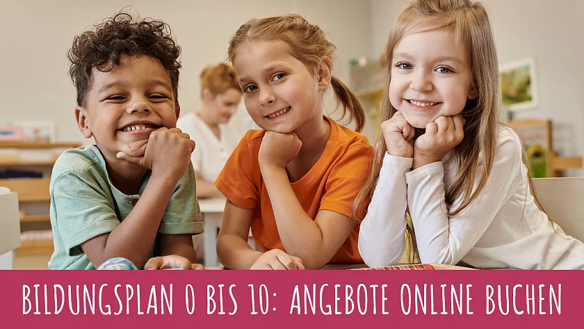 Drei fröhliche Grundschulkinder