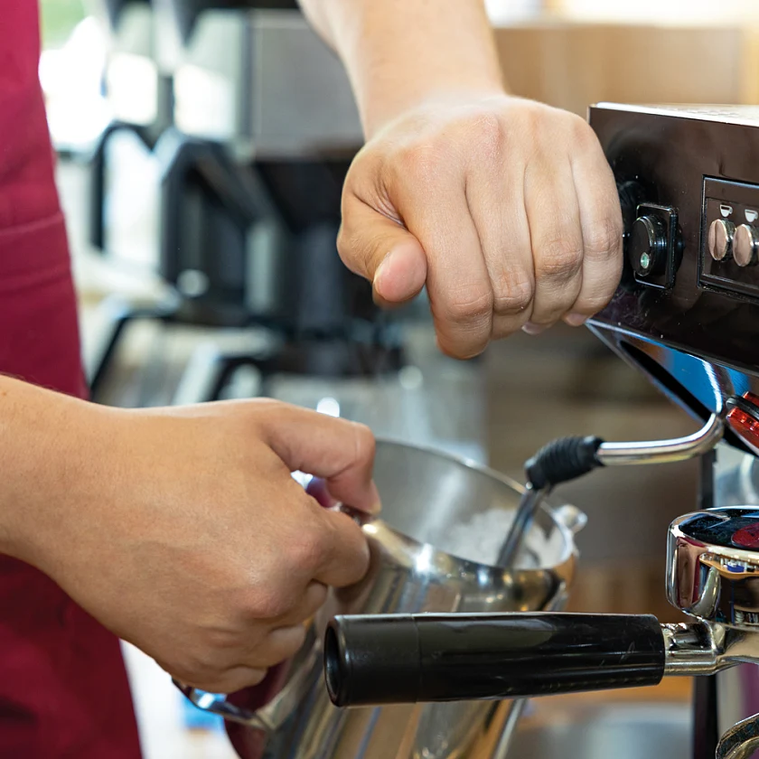 Es wird Kaffee eingeschenkt 