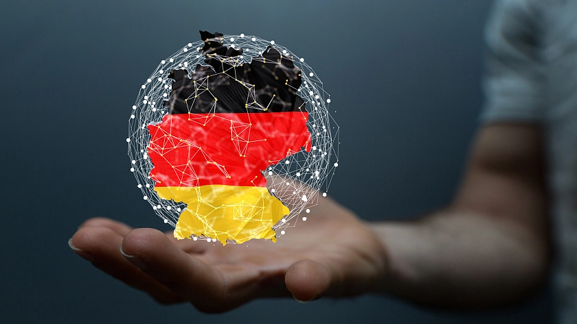 Hand hält vernetzte Deutschlandkarte