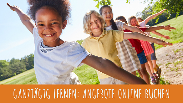 Grundschulkinder balancieren im Freien