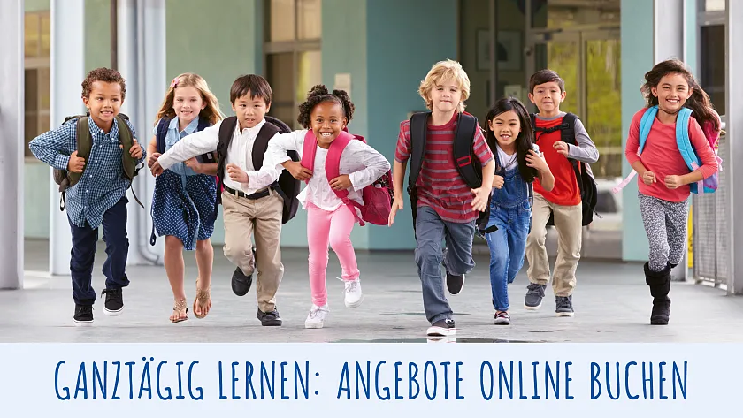 Kinder rennen durch Schulgebäude