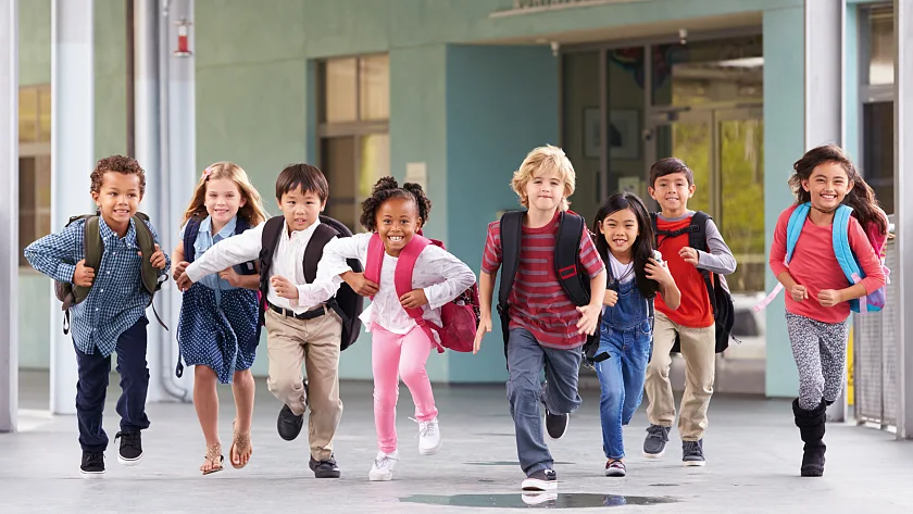 Kinder rennen durch eine Schule