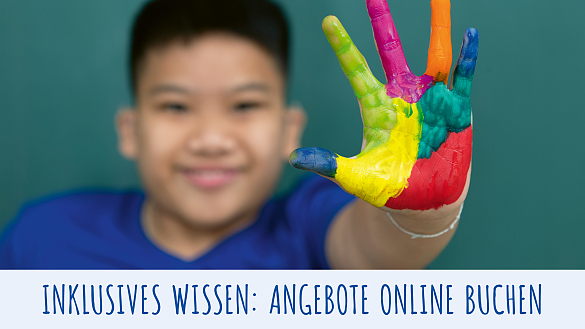 Junge mit bunt bemalten Händen und der Aufschrift Inklusives Wissen: Angebote online buchen