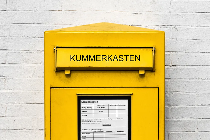 gelber Briefkasten mit der Aufschrift: Kummerkasten