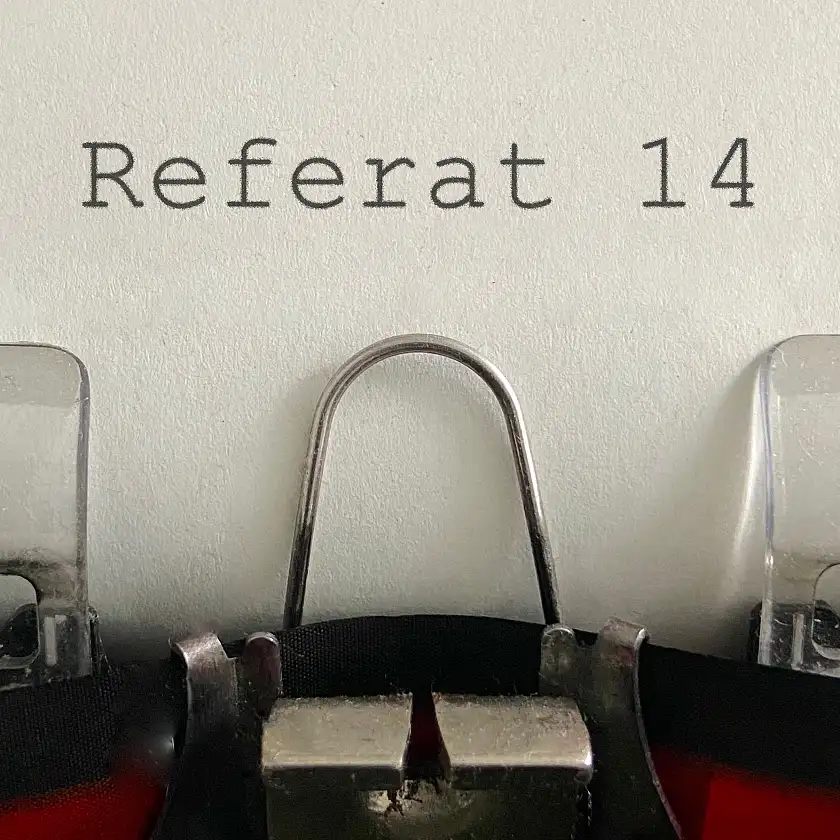 Blatt Papier in einer Schreibmaschine mit der Aufschrift Referat 14