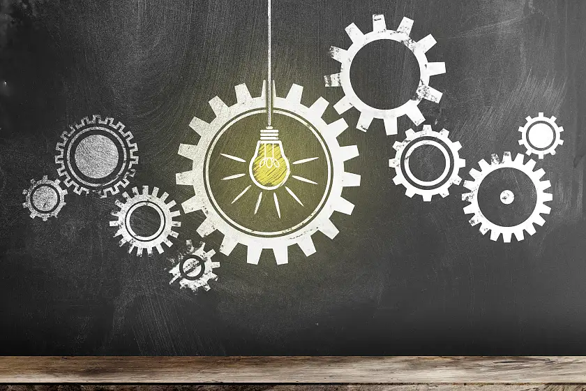 Symbolbild: Zahnräder gezeichnet auf Schultafel